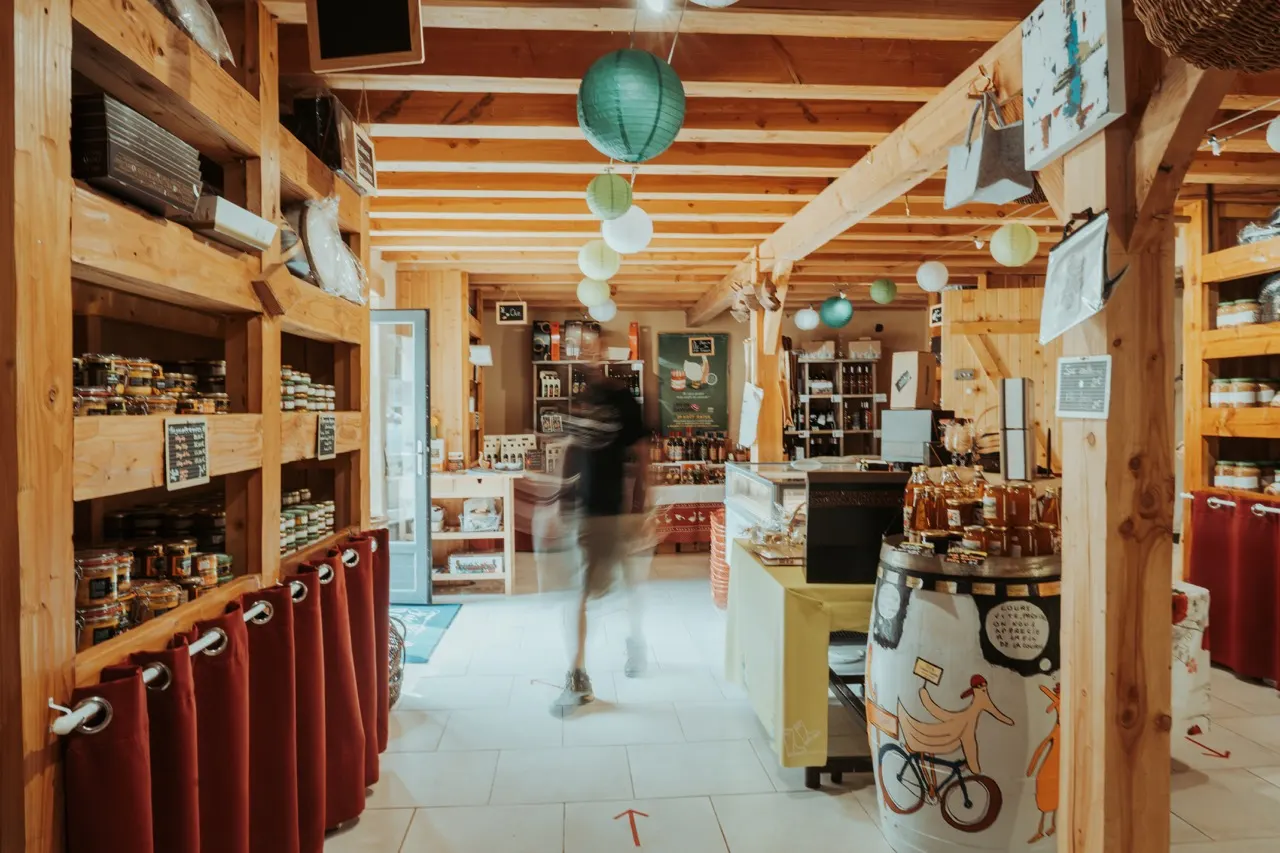 La boutique de la ferme, ses étagères en bois chargées de bocaux