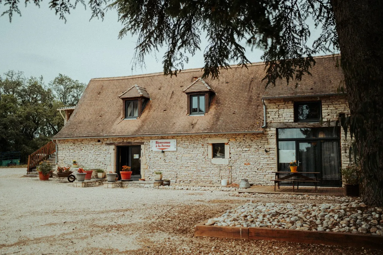 Le bâtiment de la ferme en pierre du Quercy, avec sa boutique