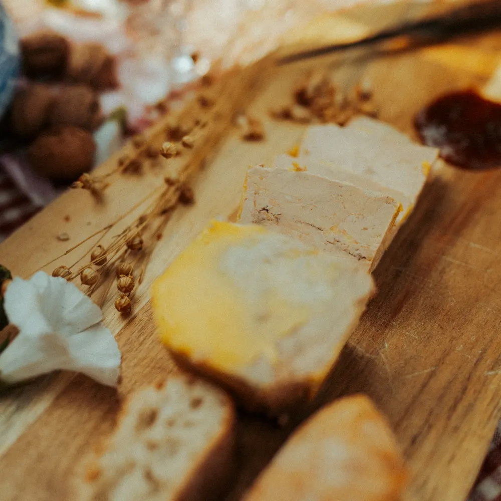 Tranches de foie gras sur une planche avec du pain grillé